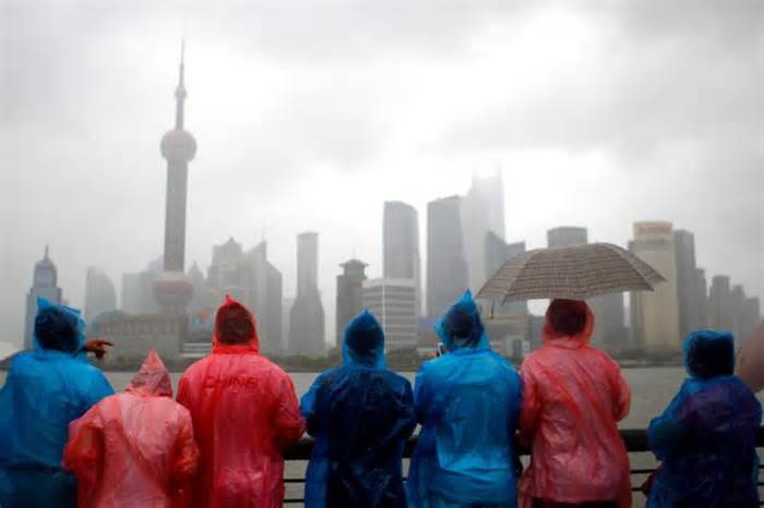 Mưa bão khắp Trung Quốc, cần cẩu 450 tấn đè chết 3 bảo vệ