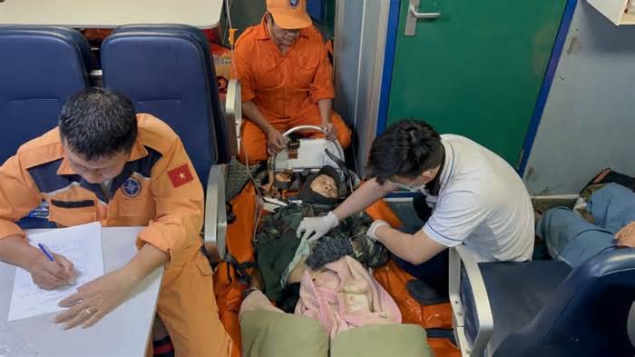 Ứng cứu 2 bệnh nhân bị cô lập trên đảo Cù Lao Chàm qua cơn nguy kịch