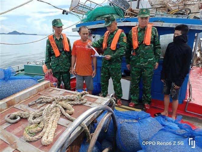 Quảng Ninh: 7 tàu đánh cá sai quy định bị Biên phòng bắt giữ