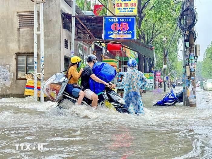 Nhiều tuyến phố tại Đồng Nai ngập nặng sau cơn mưa lớn bất chợt