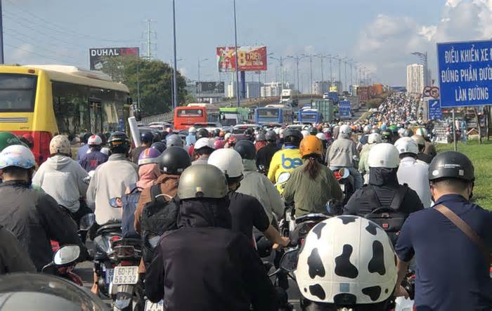 Đầu lễ 30-4, phía Đông TP.HCM ùn xe: Cảnh sát giao thông huy động 100% quân túc trực