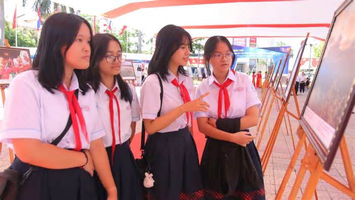 Nhiều bạn trẻ tìm hiểu 200 bức ảnh thể hiện tình hữu nghị Việt Nam - Lào