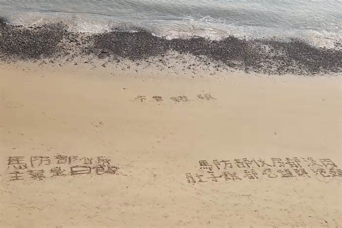 Thiếu thịt, lính Đài Loan (Trung Quốc) viết tín hiệu cầu cứu lên bãi biển