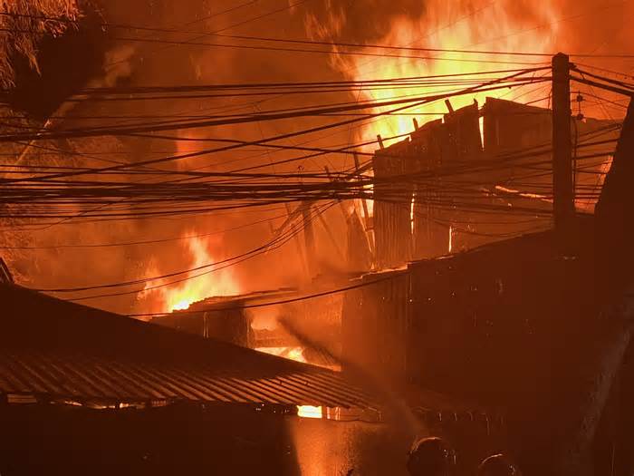 Xưởng gỗ cháy lớn kèm tiếng nổ trong đêm ở Đồng Tháp