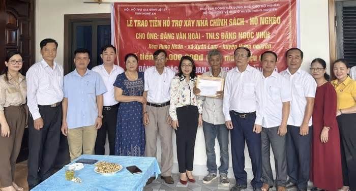 Trao 100 triệu đồng hỗ trợ xây dựng nhà tình nghĩa ở Hưng Nguyên, Nghệ An