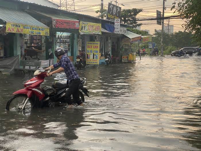 Mưa lớn kết hợp triều cường, Quốc lộ 1 qua TPHCM tê liệt vì ngập sâu