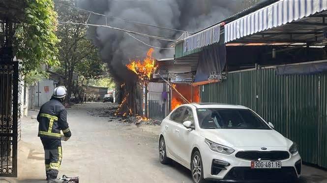 Hà Nội: Năm ôtô và hàng chục xe máy bị cháy tại điểm trông giữ