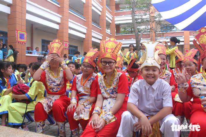 Học sinh tiểu học hào hứng trong ngày hội Em yêu sử Việt
