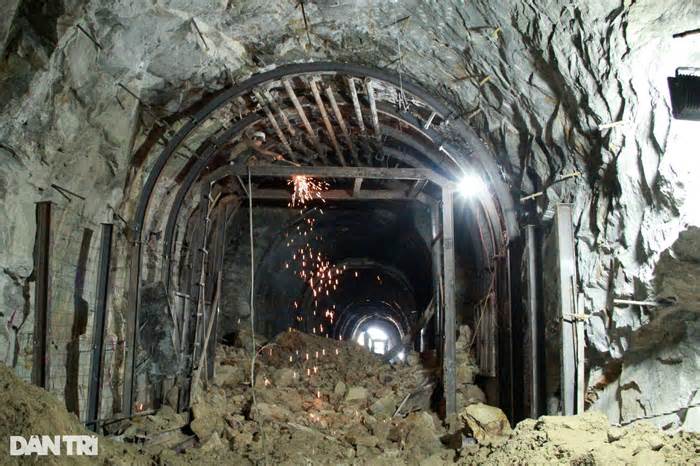 Bên trong hầm 88 năm tuổi bị sạt lở khiến đường sắt Bắc - Nam tê liệt