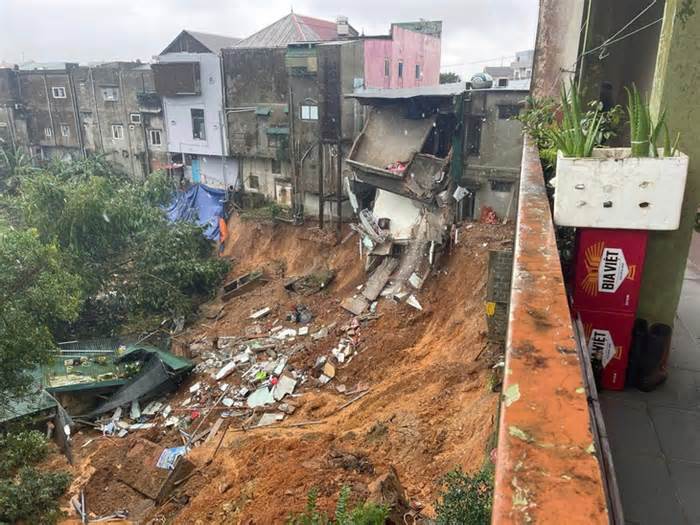 Sạt lở thành vực sâu hàng chục mét, 45 người phải di dời khẩn