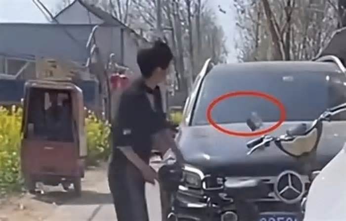 Ném vỡ xe Mercedes trả thù cho luống tỏi bị cán rồi tái mặt khi phải bồi thường
