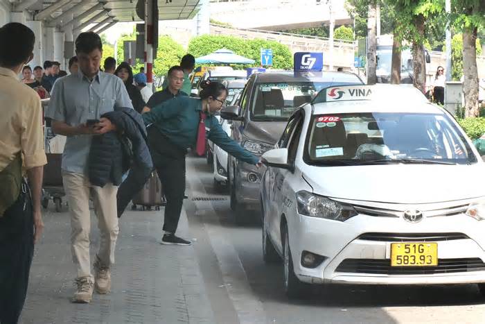 Khách lo ùn tắc, khó bắt xe dịp Tết, sân bay Tân Sơn Nhất ra tay ngăn chặn