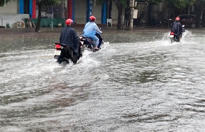 Miền Trung mưa rất lớn, nguy cơ ngập úng diện rộng