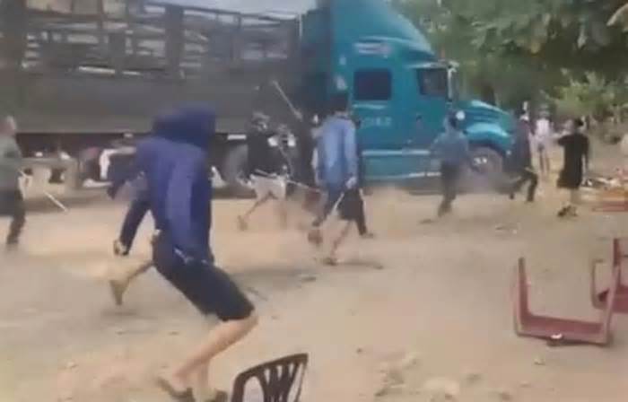 Côn đồ hỗn chiến trước sân vận động ở Quảng Bình: Truy nã một nghi phạm