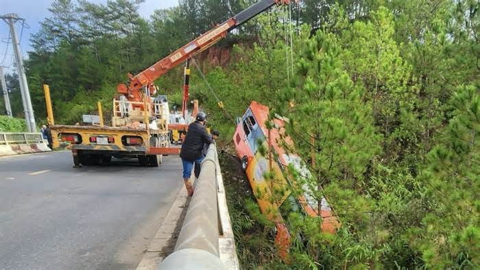 Xe khách mất lái lao xuống vực ở Lâm Đồng