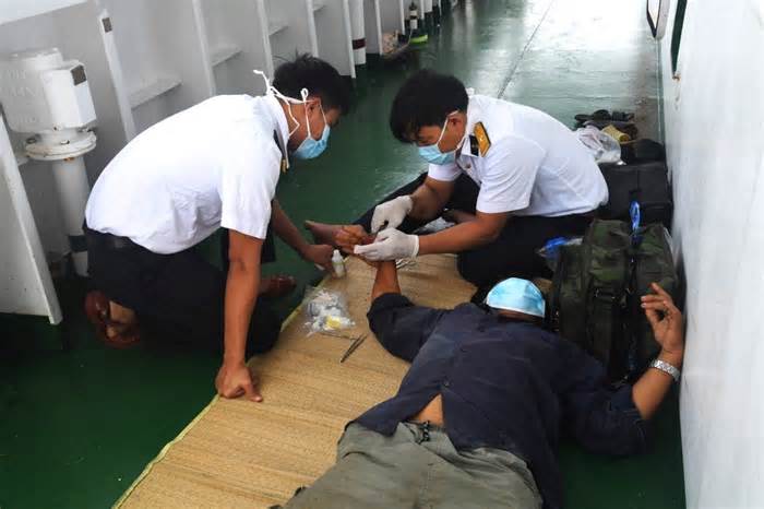Vùng 2 Hải quân 1 ngày cấp cứu 2 ngư dân bị nạn trên biển