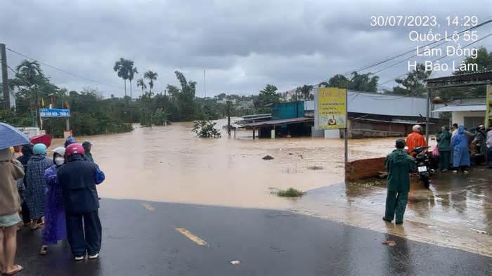 Quốc lộ 55 ở Lâm Đồng bị chia cắt do mưa lũ