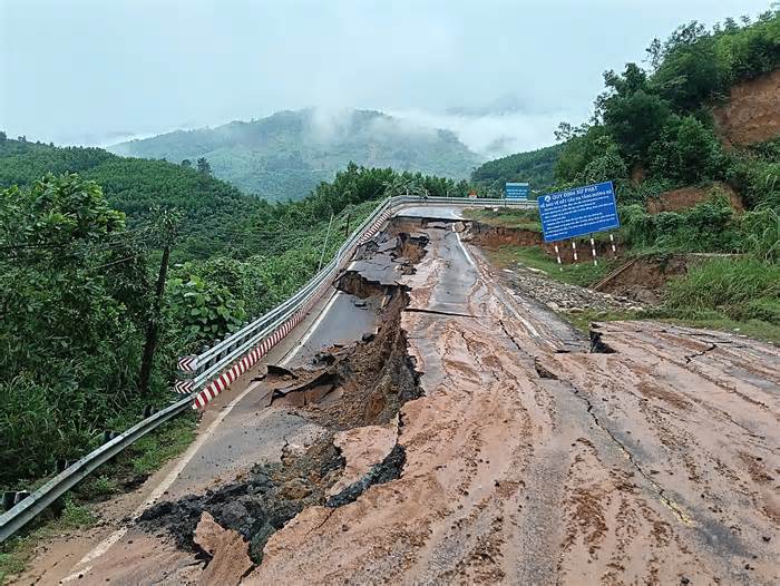 Đèo Khánh Lê nứt toác