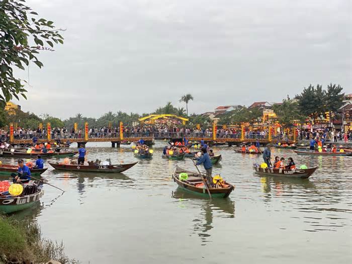 Hội An nói về quy định 'gia đình văn hóa 3 năm liên tiếp' mới được đón khách ở phố cổ