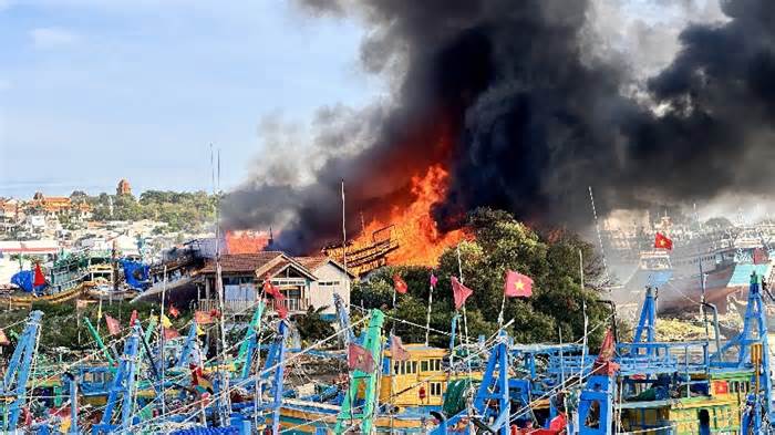 Cháy rụi nhiều ghe tại ụ sửa chữa tàu thuyền ở Phan Thiết