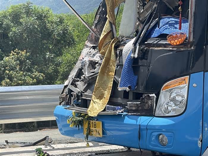 Hiện trường vụ xe khách chở đoàn từ thiện gặp nạn cao tốc Cam Lâm Nha Trang