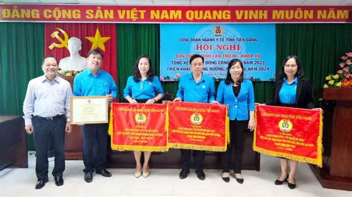 Tặng Bằng khen của Tổng Liên đoàn Lao động Việt Nam cho Công đoàn ngành Y tế Tiền Giang