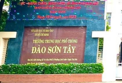 Một học sinh hút thuốc lá điện tử bị thầy hiệu phó tát ù tai