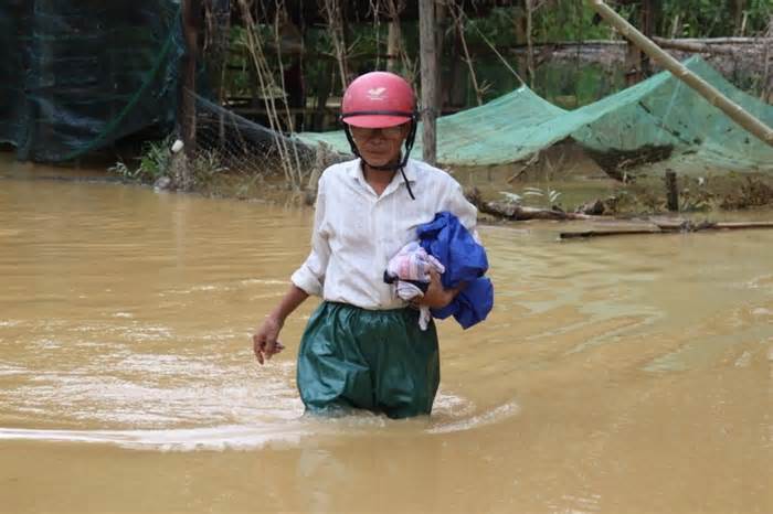 Người dân vùng trũng ở Đà Nẵng bị cô lập nhiều ngày vì nước lũ