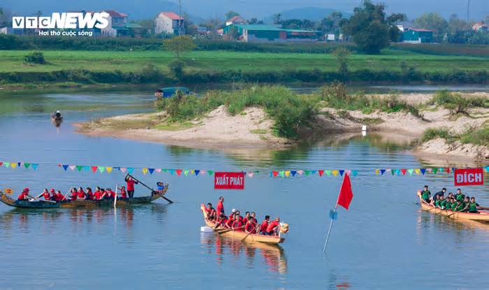 Hà Tĩnh: Nín thở xem các bóng hồng đua thuyền trên sông Ngàn Phố