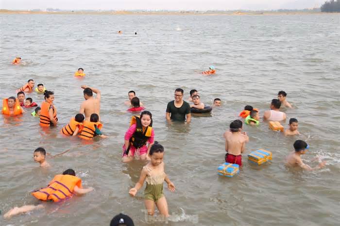 Nắng nóng gay gắt, người dân đổ xô ra sông Lam giải nhiệt