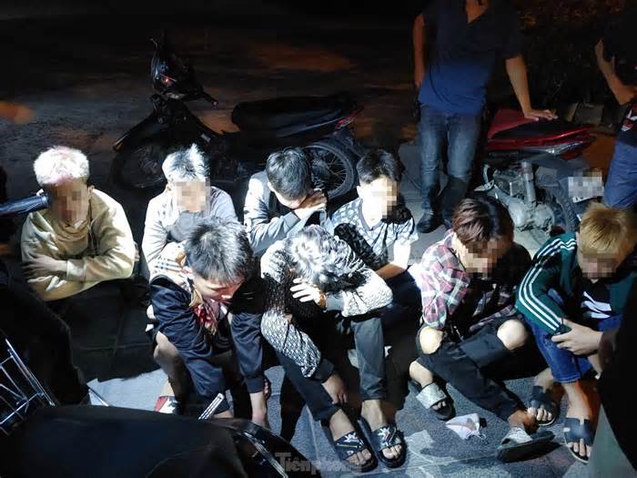 Cảnh sát hóa trang bắt giữ hàng loạt quái xế gây náo loạn đường phố Hà Nội trong đêm