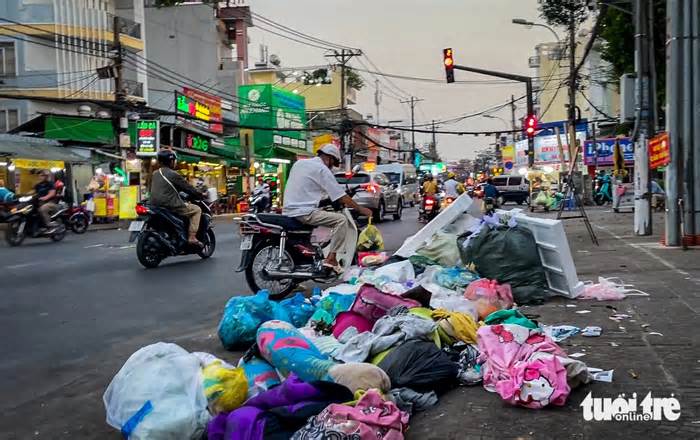 Đoạn đường Phan Văn Trị ở quận Bình Thạnh như bãi rác, nhiều người đến vứt bậy