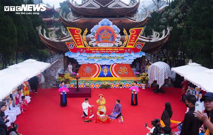 Biển người trẩy hội chùa Hương trong ngày đầu khai hội