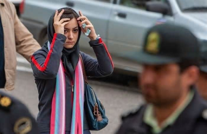 Iran sẽ 'phạt nguội' phụ nữ không đeo khăn trùm đầu ở nơi công cộng