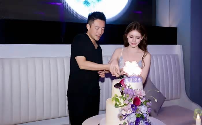 Uông Tiểu Phi tặng vợ trẻ vòng kim cương trong ngày sinh nhật
