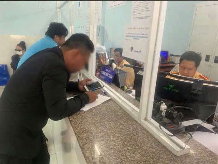 CSGT phạt tài xế xe tải làm rơi vãi bùn đất gây nguy hiểm trên đường ở TPHCM