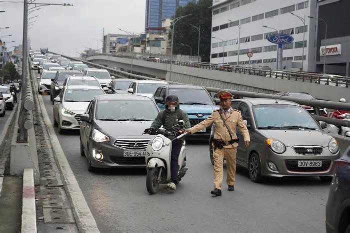 Cảnh sát đón lõng, xử lý loạt xe máy lưu thông trên đường Vành đai 2 Hà Nội