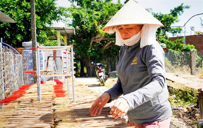 Làng trầm hương trăm tuổi rộn ràng vụ Tết