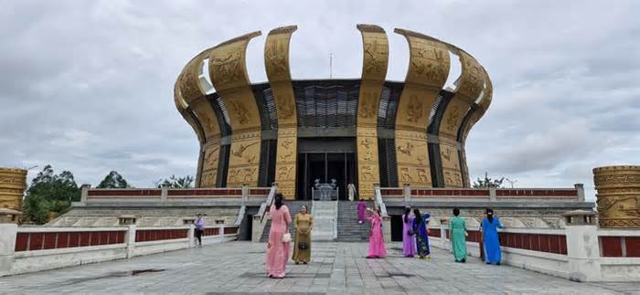 Đền thờ Vua Hùng tại Cần Thơ mở cửa ban đêm dịp giỗ Tổ