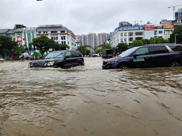 Đô thị mới phía tây Hà Nội chìm trong ‘biển’ nước mưa, chuyên gia nói gì?