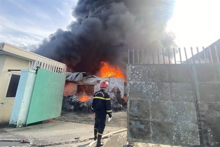 Cháy lớn ở Long An, nhà xưởng hơn 1.500 m2 bị thiêu rụi