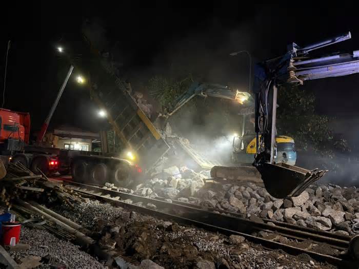 Xuyên đêm khắc phục tuyến đường sắt bị lũ cuốn ở Trung Giã
