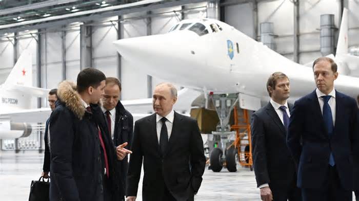 Tổng thống Putin lái thử máy bay ném bom hạt nhân Nga