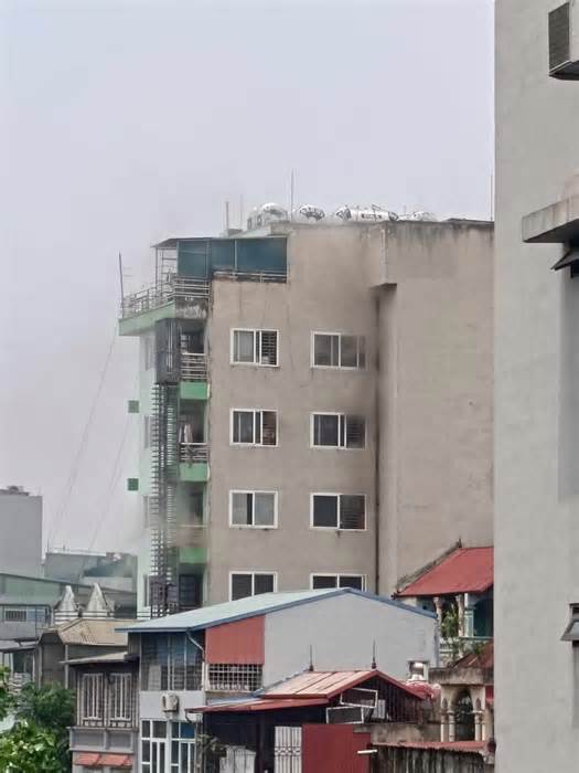 Chung cư mini 9 tầng ở Hà Nội ngùn ngụt khói đen
