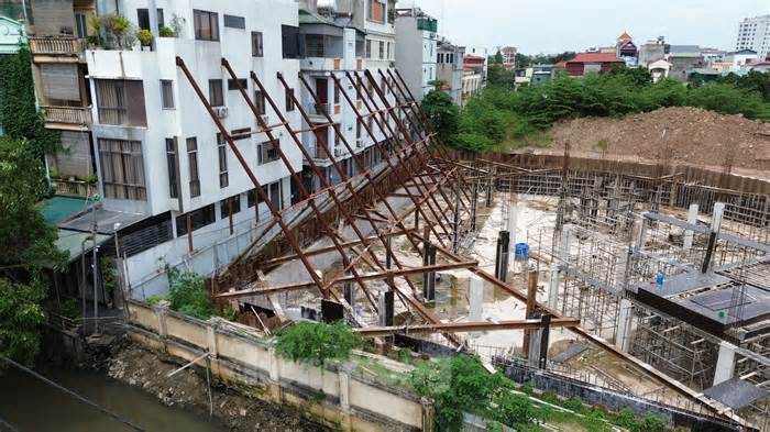 Hà Nội: Thi công dự án gần 100 tỷ đồng, nhiều nhà dân phải 'chống nạng'