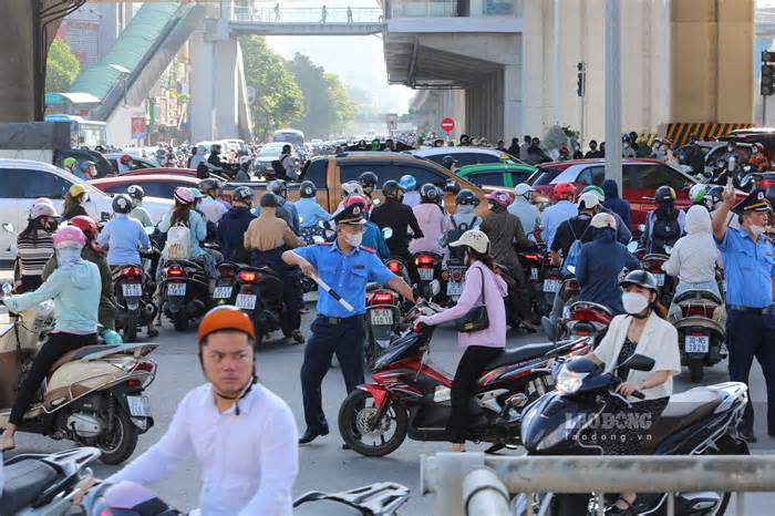 Cả nghìn phương tiện đâm đầu vào 'đường cụt' trên đường Nguyễn Trãi, giao thông hỗn loạn