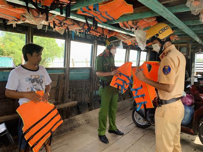 Vận động khách đi phà mặc áo phao