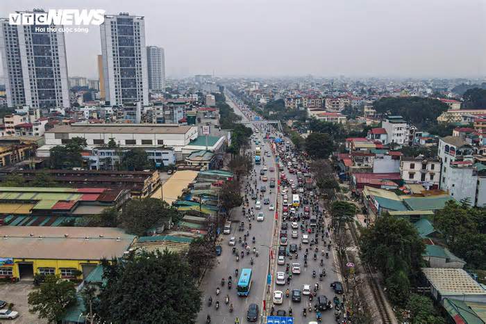 Trẻ nhỏ trùm kín mít, ngủ gục trên xe máy theo cha mẹ rời Thủ đô về quê đón Tết