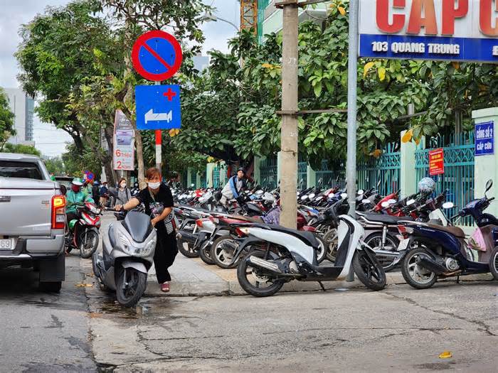 Bát nháo giữ xe trước bệnh viện Đà Nẵng, địa phương kêu khó giải quyết