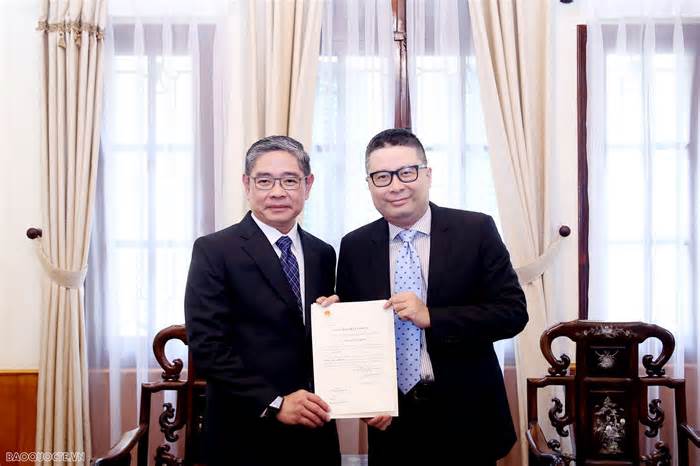 Trao Giấy Chấp nhận lãnh sự cho Tổng Lãnh sự Singapore tại TP. Hồ Chí Minh